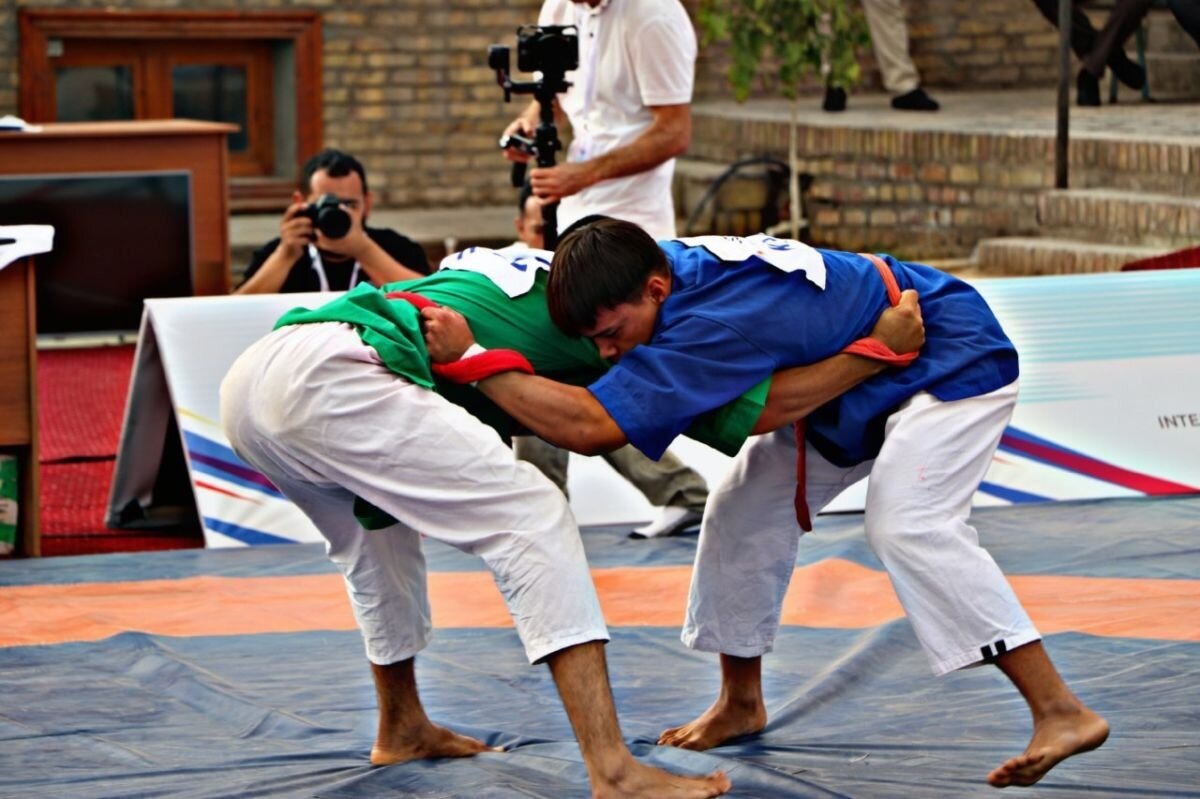    Первыми вступали в борьбу со своими сверстниками маленькие дети, потом подростки и юноши. Только после этого начинались схватки знаменитых борцов. Иногда борцовский поединок начинали с пожилых борцов после которых наступала очередь последующих поколений.