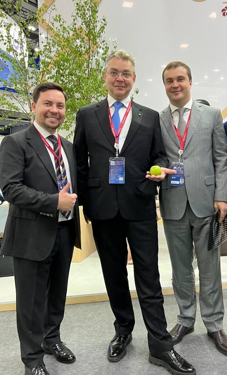 Губернатор Ставропольского края Владимир Владимиров (в центре) Губернатор Омской области Виталий Хоценко ( с права ) Павел Семин (слева)
