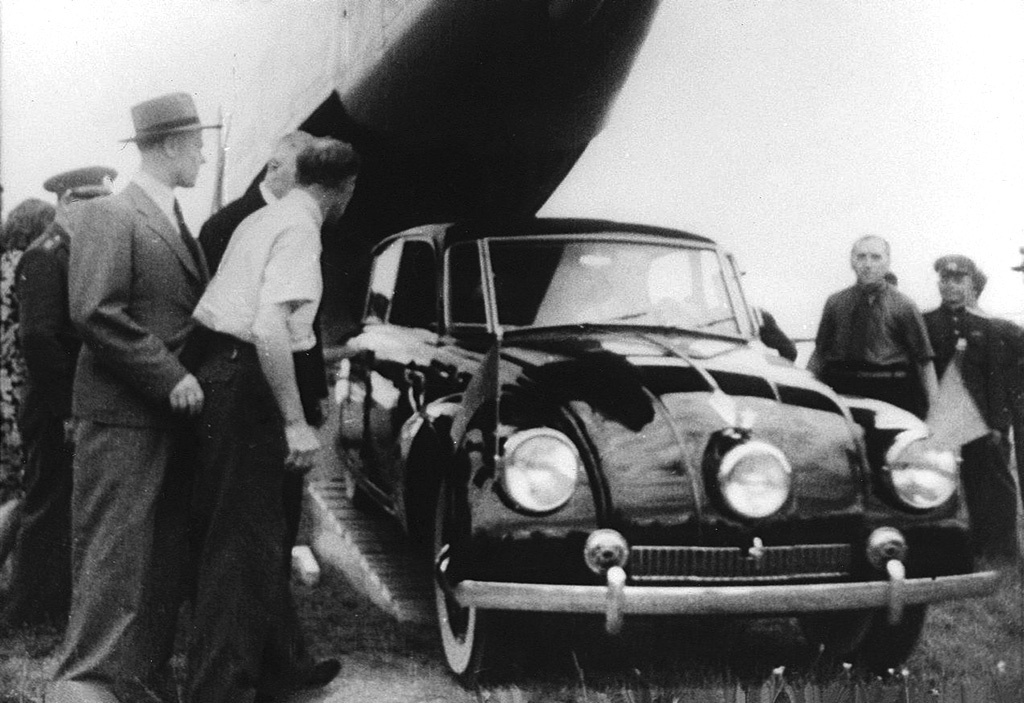 Tatra-87 выкатывается по рампе из фюзеляжа Junkers Ju 352 Herkules. Машину встречал секретарь ВЦСПС Михаил Петрович Тарасов (слева в сером костюме и шляпе)