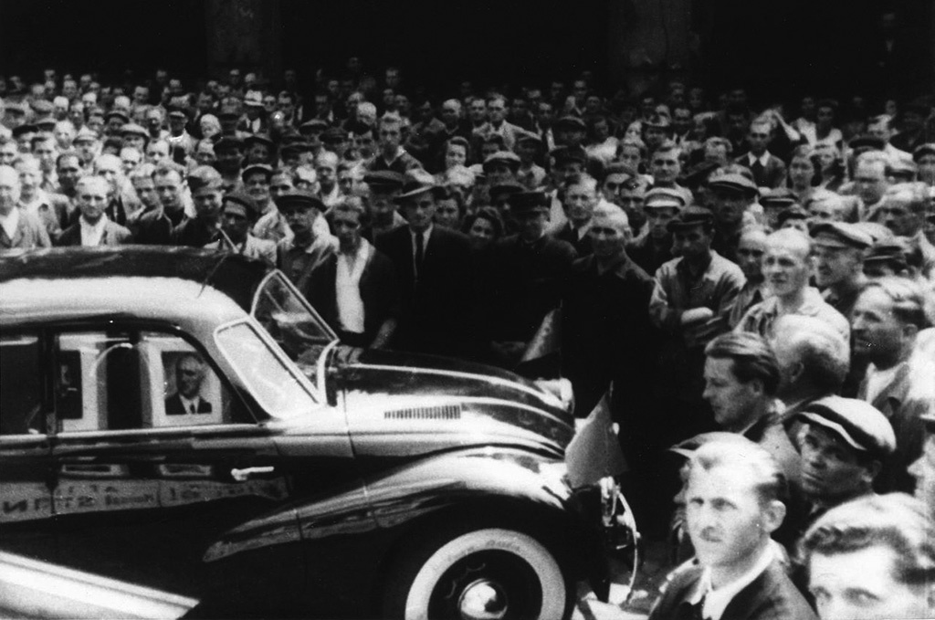 Митинг на заводе Ringhoffer-Tatra-Werke A.-G. в городе Нессельдорф, который вот-вот переименуют обратно в Копрживнице. И то, и другое на русский можно перевести как Крапивино. В полированных стеклах Tatra-87 отражаются портреты генералиссимуса И. В. Сталина и президента Чехословакии Эдварда Бенеша