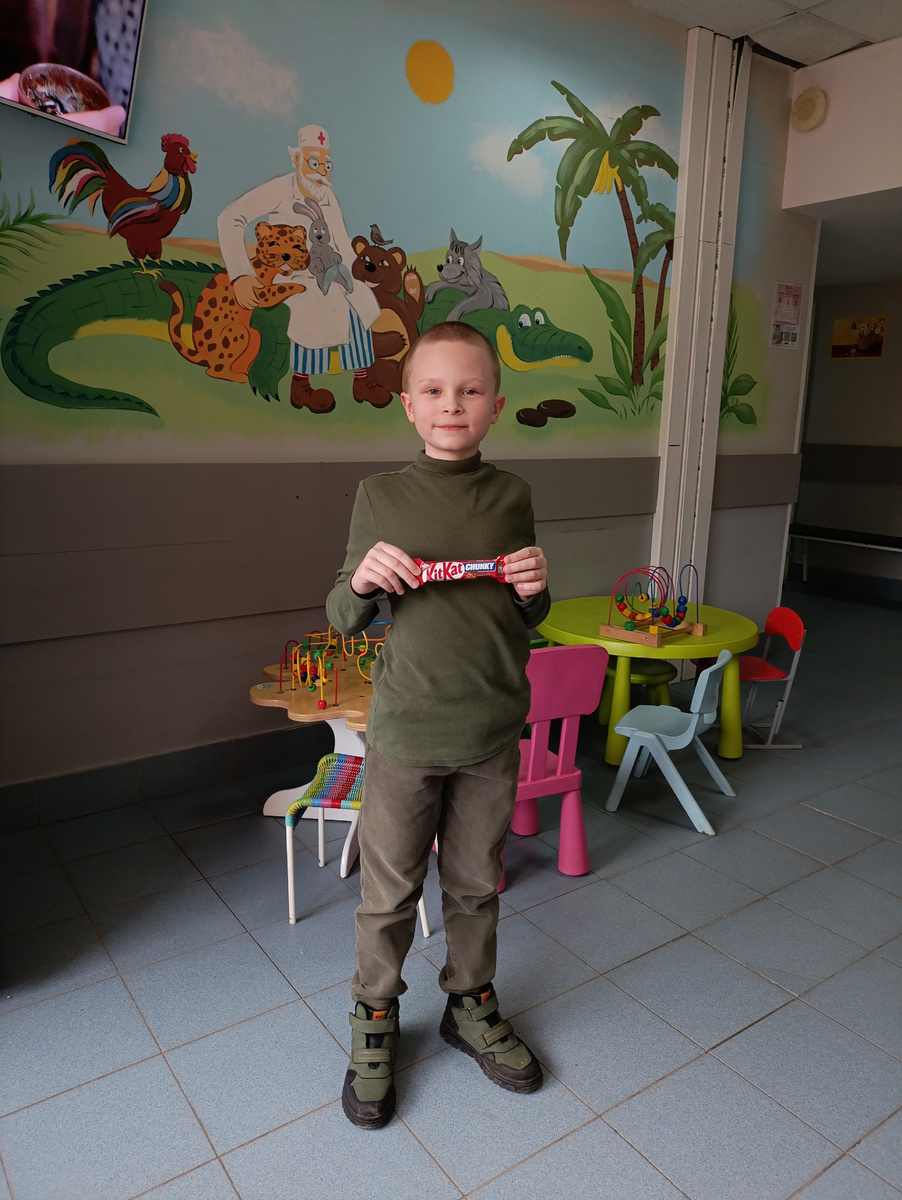 Награда после консультации.По Диме видно, что он не в очень хорошем состоянии,всё таки испугался.Всегда поражаюсь, почему в детских поликлиниках рисуют доктора Айболита, он же зверей лечил вроде как (фото автора). 