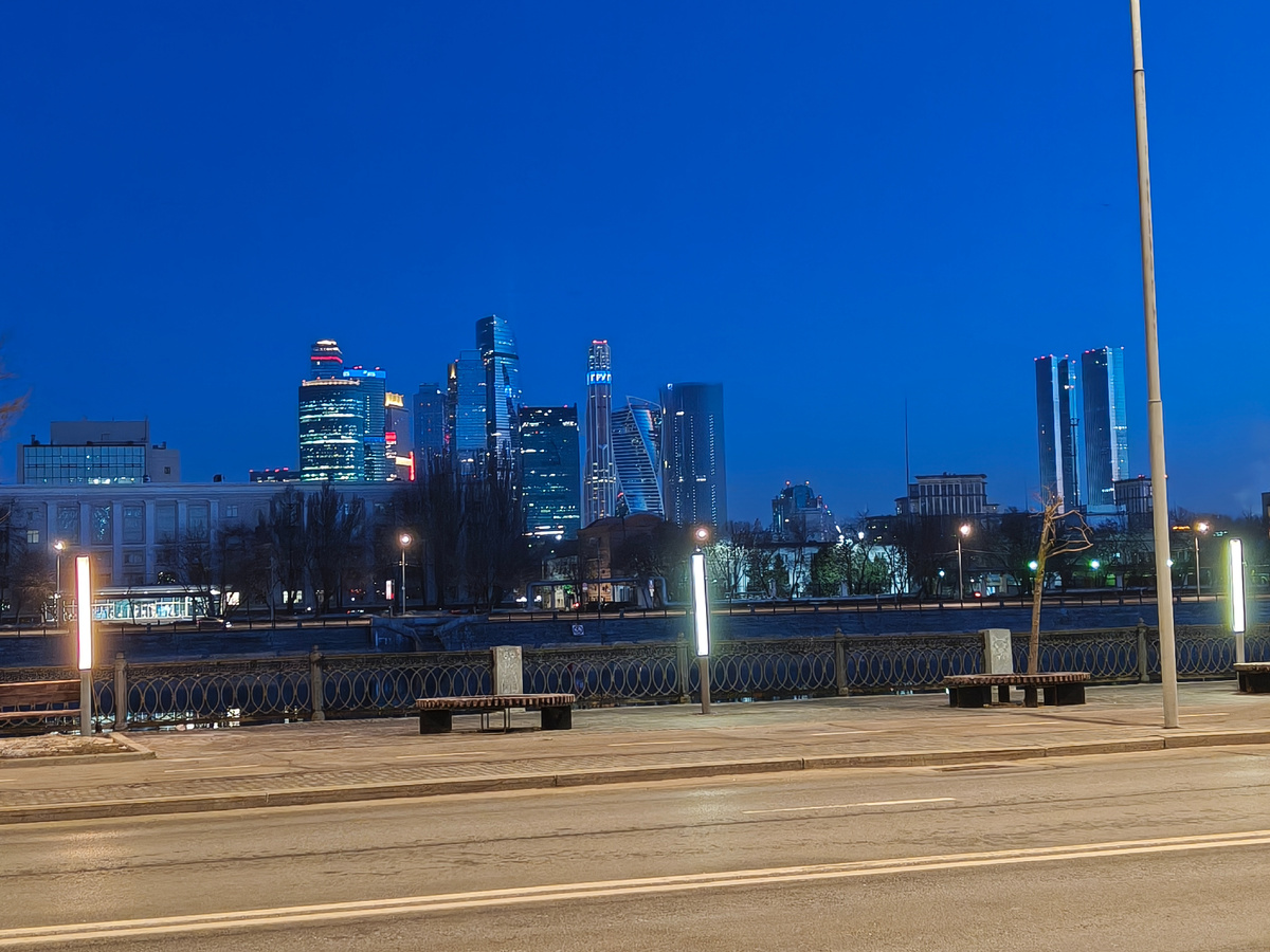 Сити переливаются огнями. 