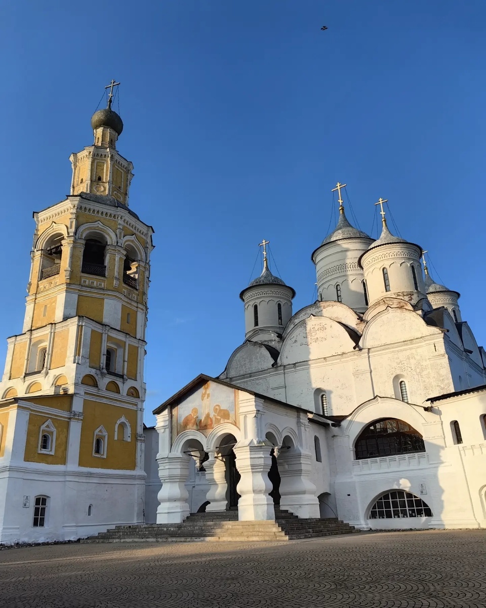 Храмы монастыря, кстати на каждом здании есть QR-код с информацией, можно самостоятельно узнать подробности, очень удобно и интересно.