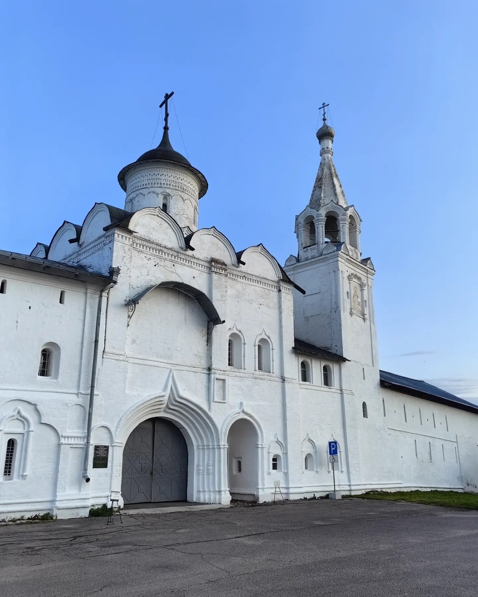 Вход в монастырь.