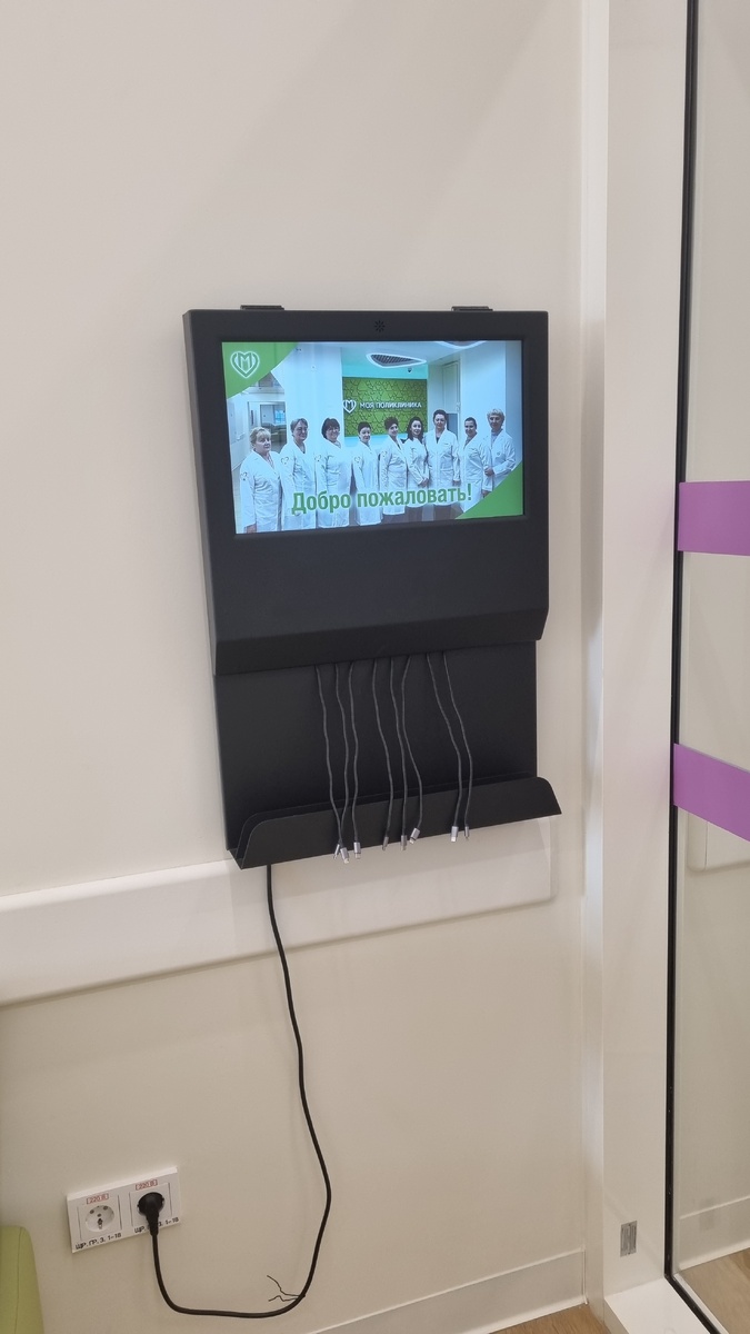 В новом филиале поставили даже зарядки для телефонов. Здорово)