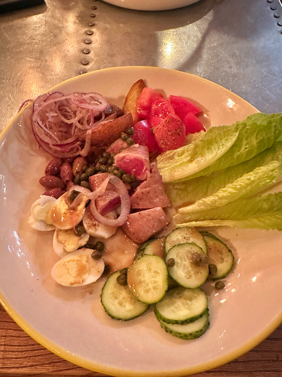 Мой салат Нисуаз. Мужнин не успела запечатлеть:)