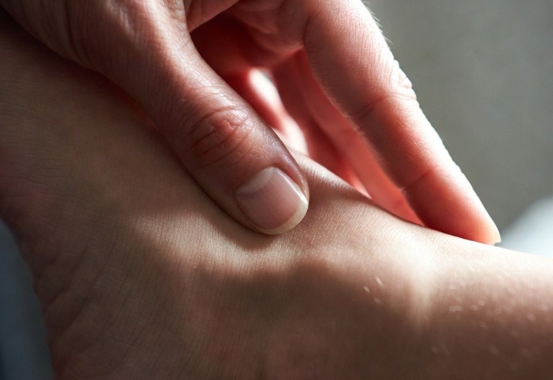 Онемение стоп: почему «пропадают» нервы и когда это действительно опасно