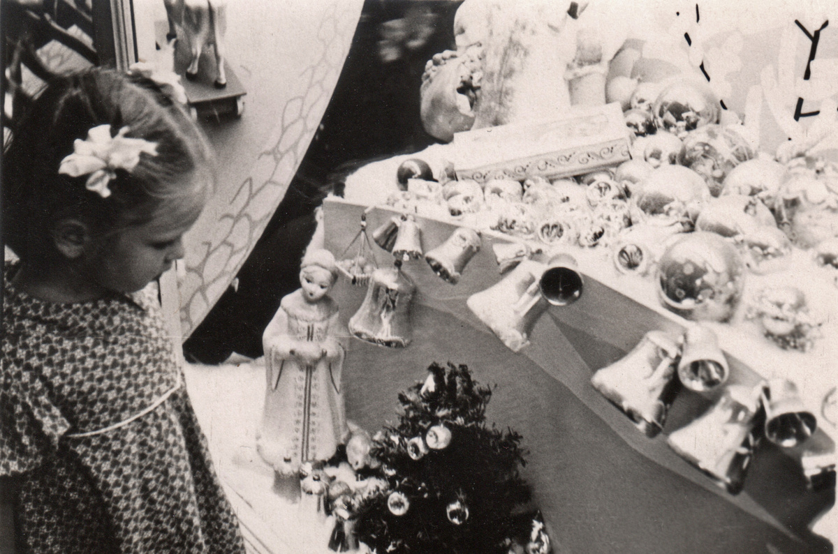 "Витрина с елочными игрушками", 1959 год. Фото: В.Скворцов.