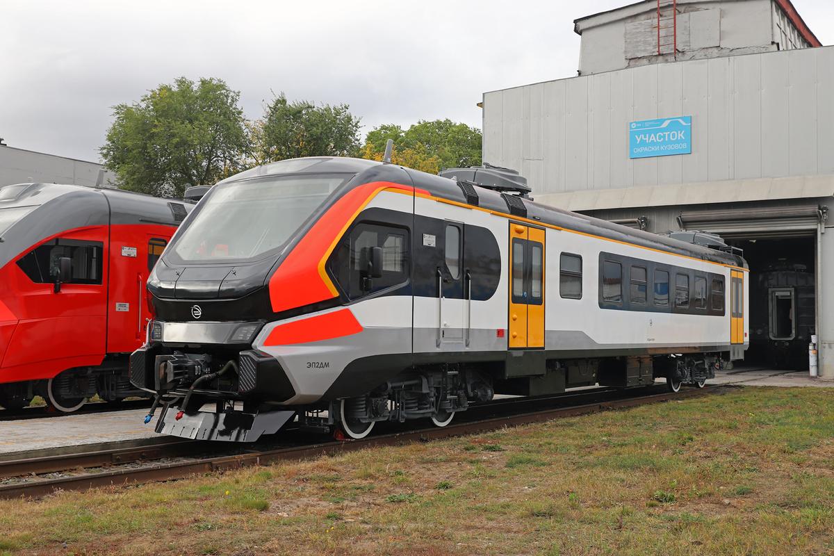 Головной вагон электропоезда ЭП2ДМ с обновленной ливреей, фото https://railgallery.ru/photo/292816, автор Maxim 