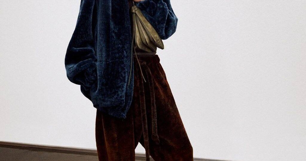 Фиби Файло представила новую внесезонную коллекцию с названием Collection E, построенную на сочетании сложных в обработке материалов с