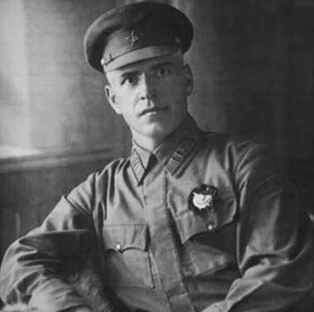 Красавец красный командир