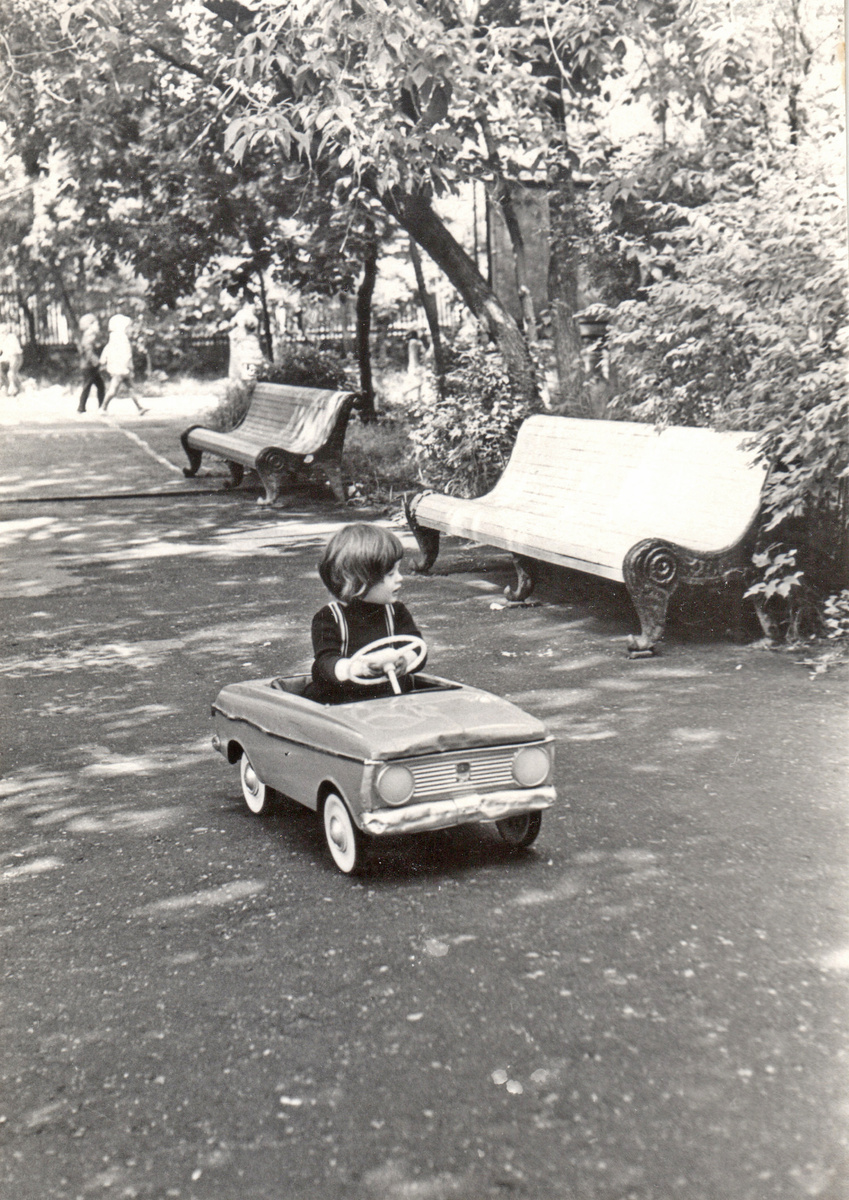 "Внучка едет на машинке", 1981 год. Фото: В.Скворцов.