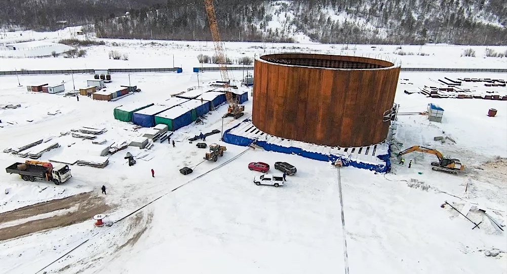 Строители Ленского моста в Якутии, как строители пирамид, совершают невозможное, перемещая первый коффердам для пилона