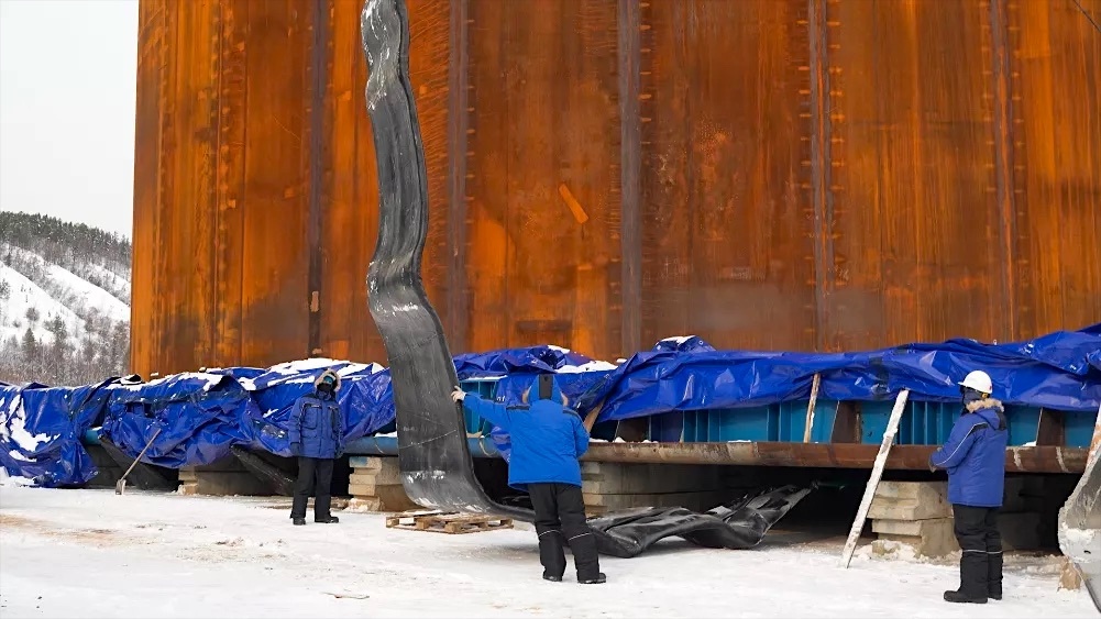 Подведение пневматических ролик-мешков под основание коффердама. Фото: пресс-служба Группы «ВИС». Источник: vis.ru