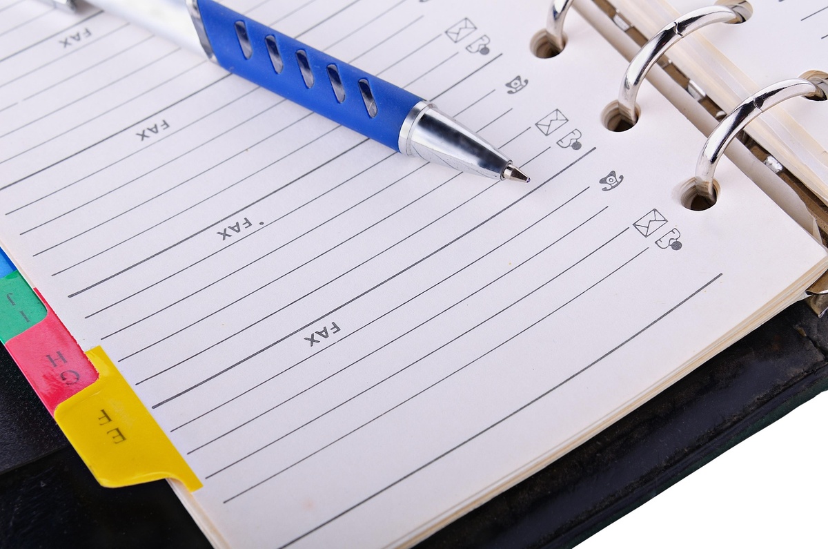 В итальянском университете заполнение и подтверждение учебного плана - ответственность студента. 

Несколько принципов, которые помогут вам сориентироваться:

📍Окно заполнения или редактирования учебного плана обычно открывается два раза в год, осенью и весной, на период от двух недель до месяца. 

📍В этот период студенту надо успеть "сложить в корзинку" обязательные предметы, а также определенное количество CFU предметами по выбору.

📍 Учебный план надо обязательно подтвердить в системе.

📍Предметы учебного плана отобразятся в виртуальном учебном пространстве, например, в Moodle, автоматически, или вам придется ещё раз добавить их вручную.

📍Если вы добавили предметы в учебный план, то во время сессии они будут доступны к выбору в зоне регистрации на экзамены.

📍В периоды "открытия" учебных планов вы можете их редактировать, например, заменить предмет по выбору, если передумали. 

📍 Подтвержденный учебный план и актуальный статус его выполнения всегда доступен вам в личном кабинете.