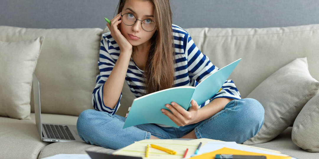 Почему психологи рекомендуют выгружать мысли на бумагу?