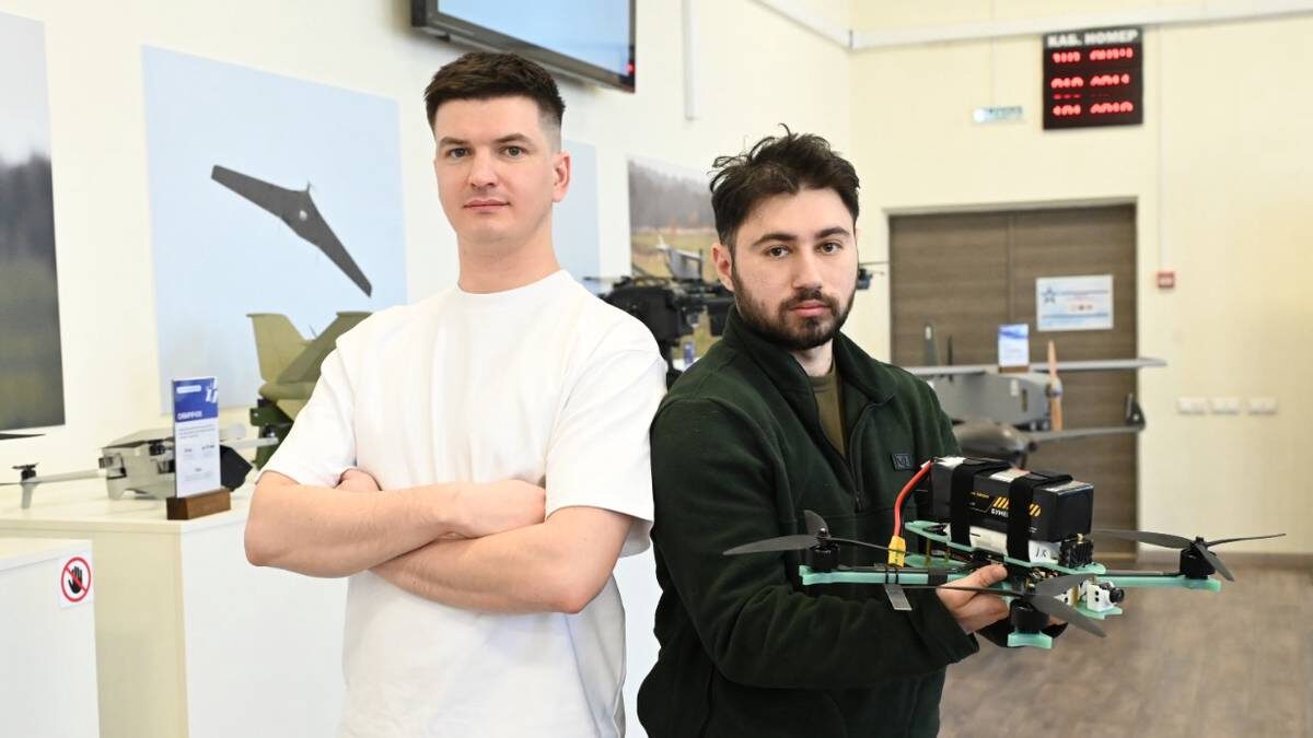    Кандидаты на поступление в беспилотные войска Дмитрий Чигрин и Артур Арзуманян с дроном «Бумеранг-10». Мужчины подписали контракт, чтобы помочь тем, кто сейчас сражается с украинскими националистами / Фото: Мария Хапцова / Вечерняя Москва