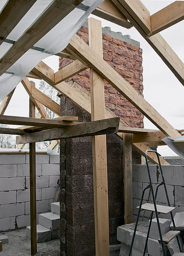 19. . Прежде чем выполнять стропильную конструкцию, строители облицевали сложенную из блоков трубу искусственным камнем