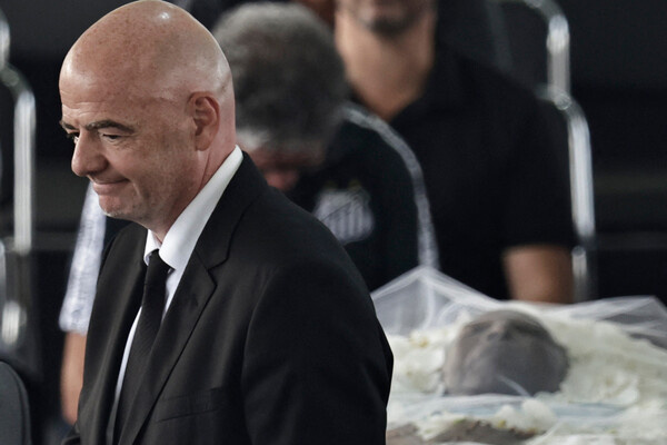 Президент ФИФА Джанни Инфантино во время прощания с футболистом Пеле на стадионе «Вила Белмиро» в Сантосе, 2 января 2023 года / Ueslei Marcelino/Reuters   📷