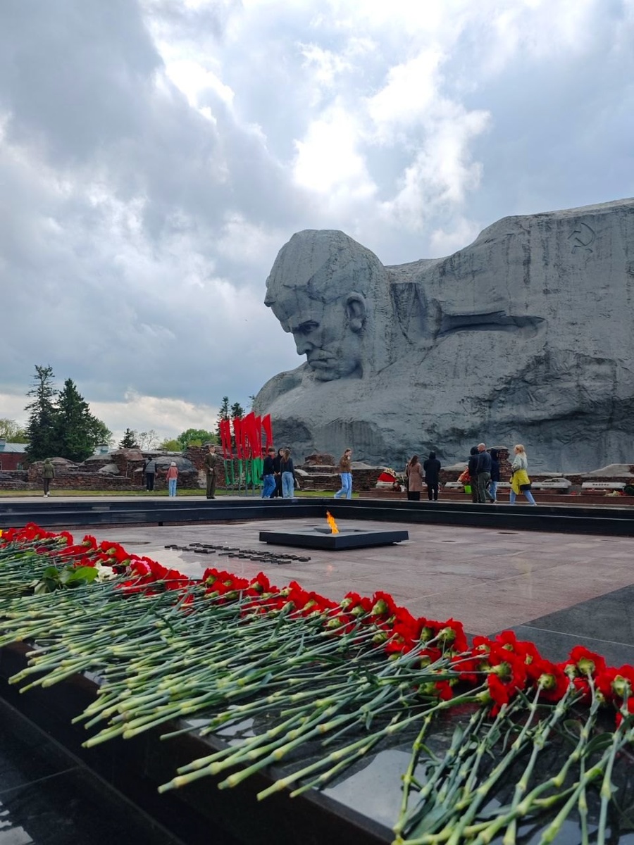 главный монумент «Мужество»