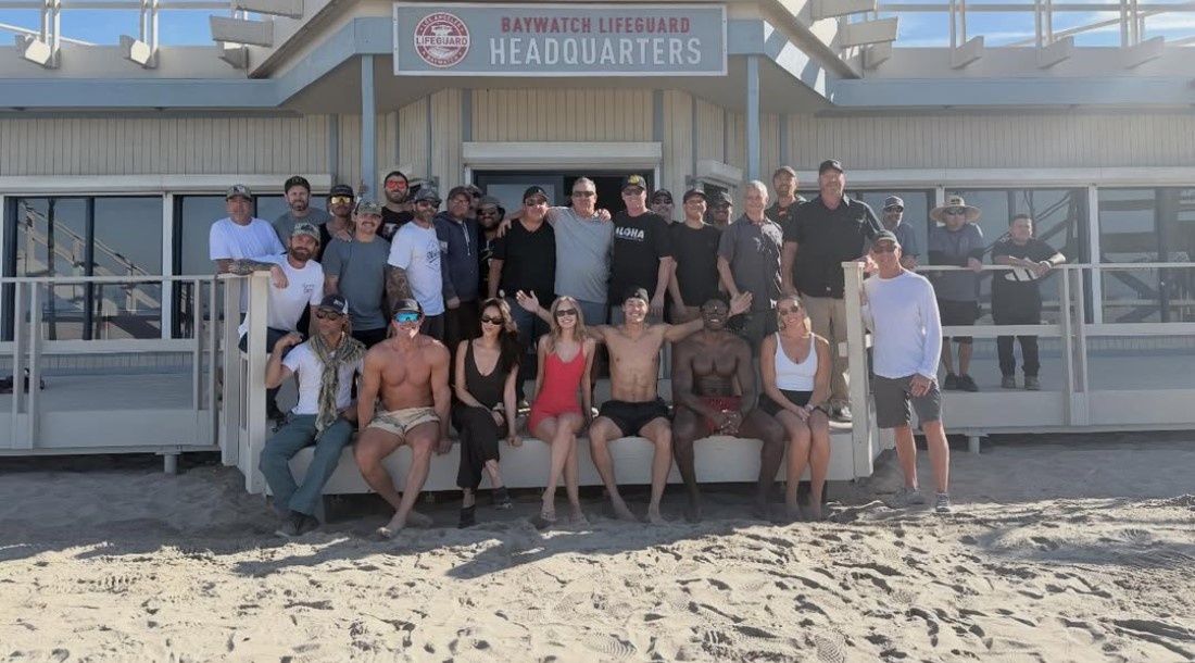     Кадр со съемок сериала «Спасатели Малибу» (2026) / Фото: соцсети Стивена Амелла