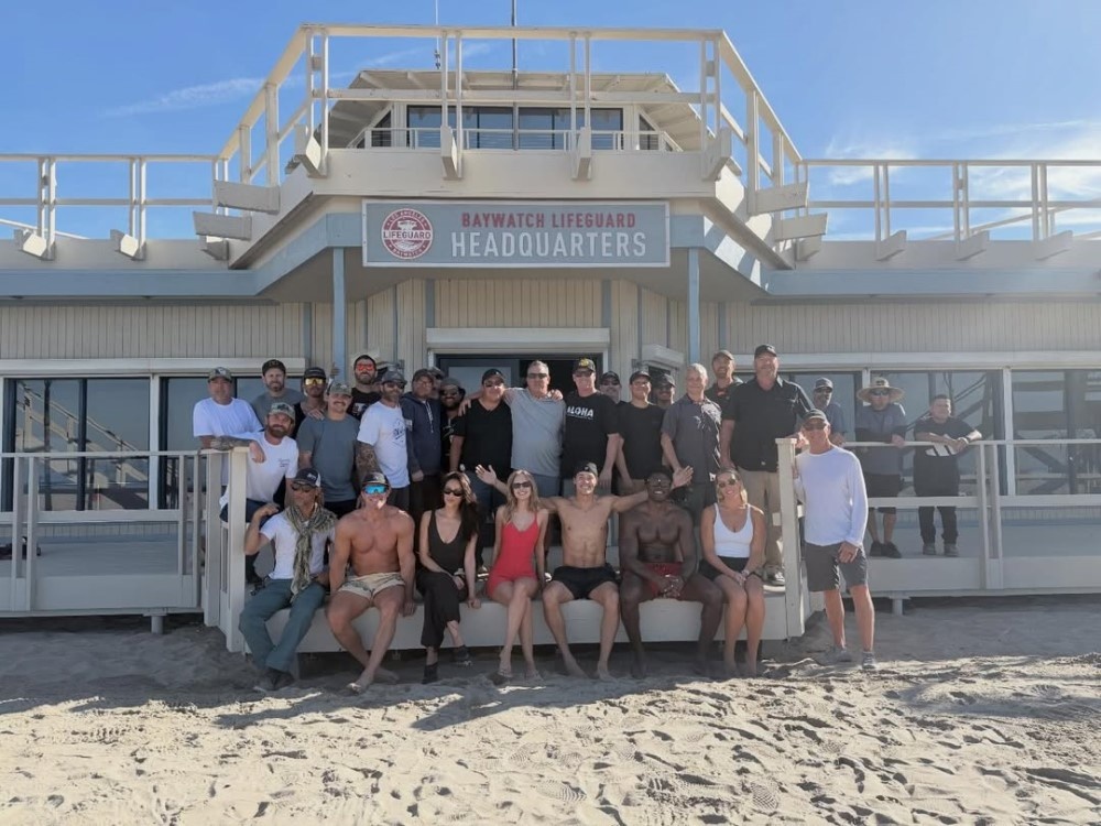     Кадр со съемок сериала «Спасатели Малибу» (2026) / Фото: соцсети Стивена Амелла