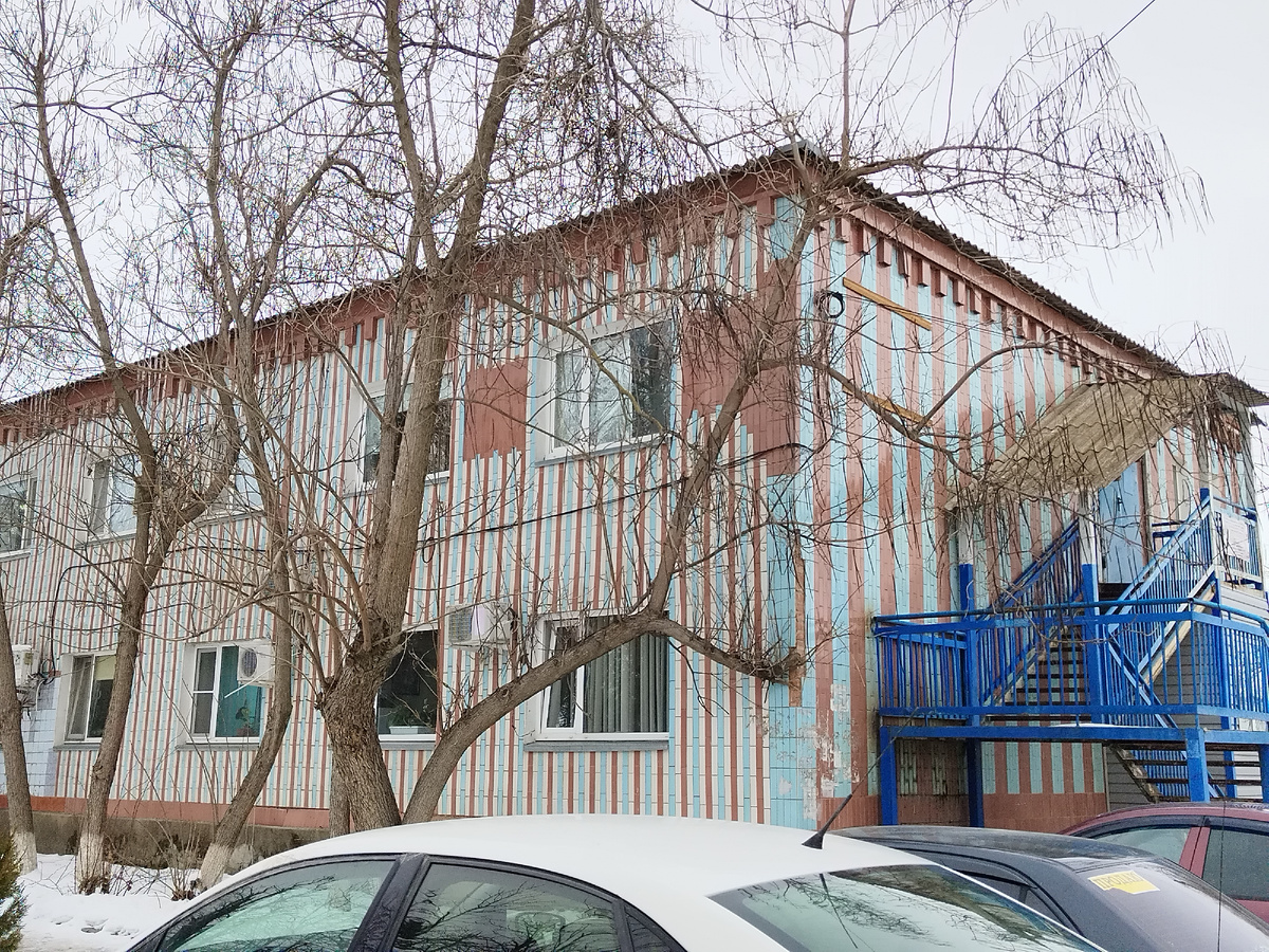 Здание в Цимлянске с множеством административных структур