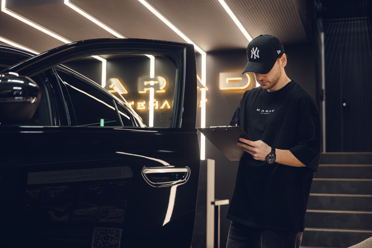 Премиальный автомобиль тёмного цвета после профессионального детейлинга 