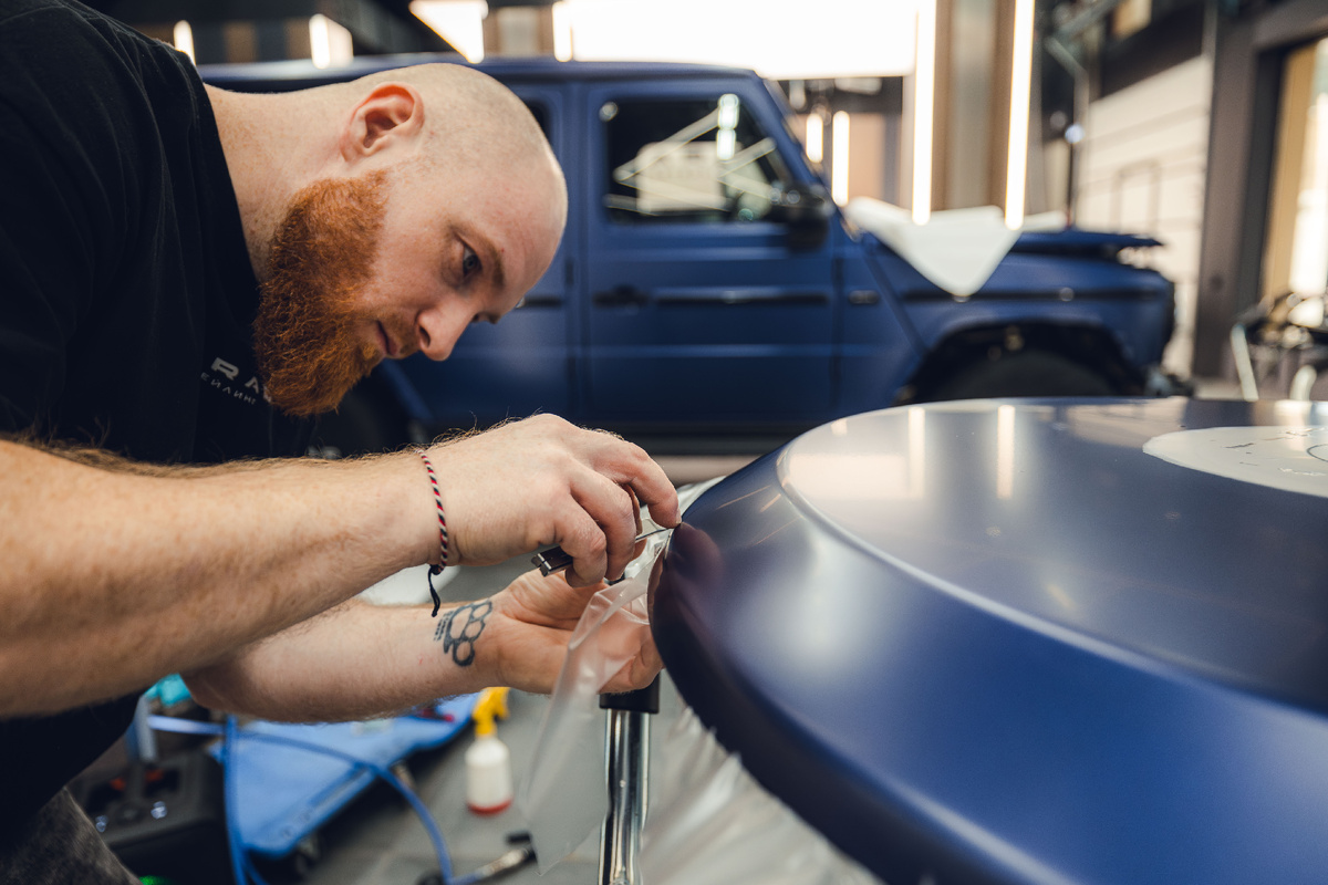 Процесс работы — оклейка автомобиля.