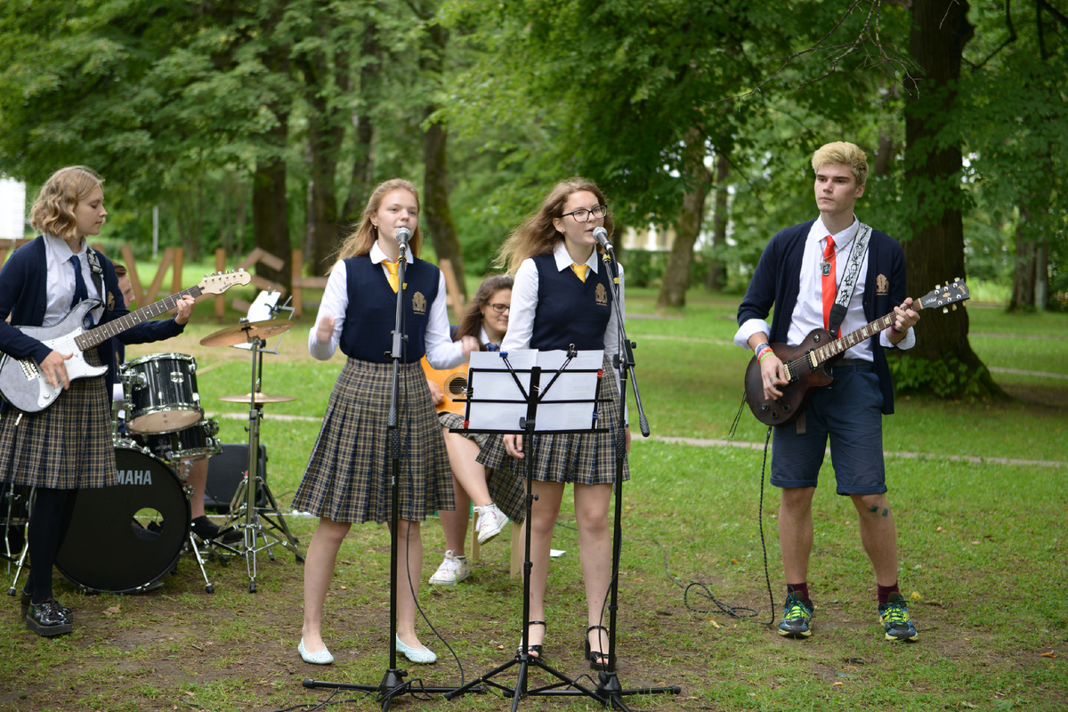 Основанная более 37 лет назад, "Дубравушка" стала местом, где экология, тишина и закрытое сообщество возведены в стандарт качества жизни ученика.