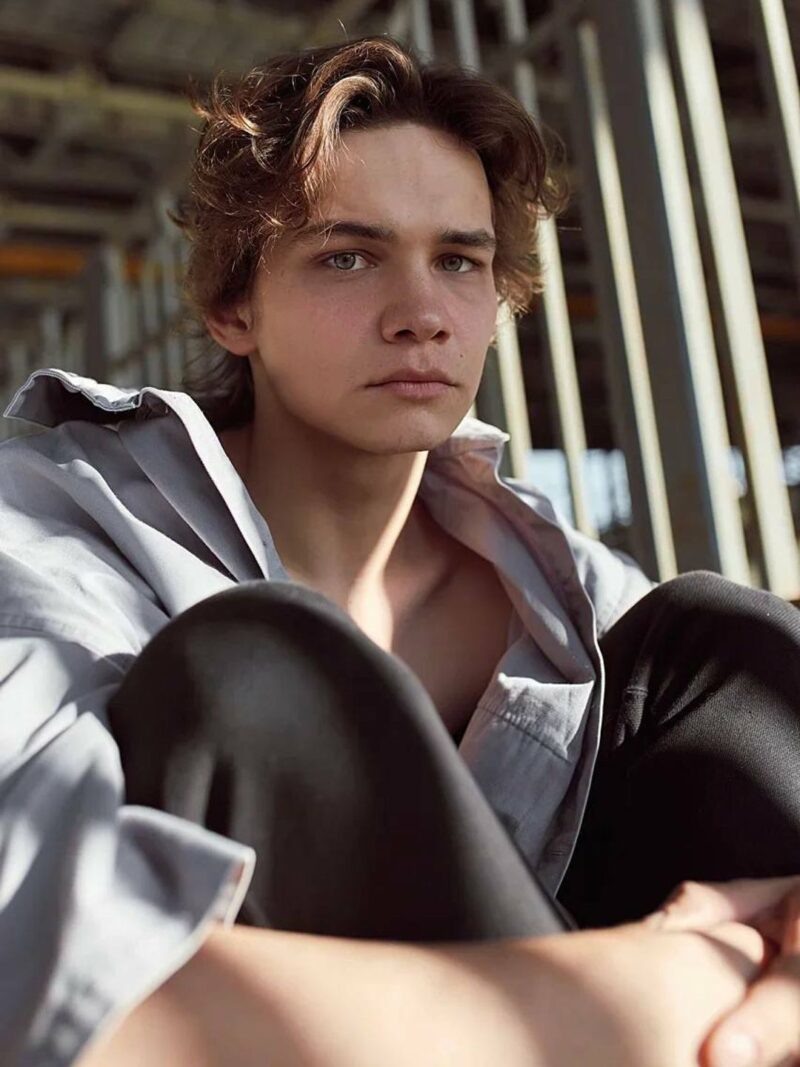    Молодой актер Слава Копейкин, чья звезда зажглась на небосклоне кинематографа.