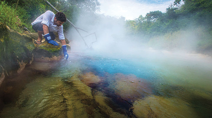 Андрес Рузо у реки. Измерение температуры воды портативным прибором