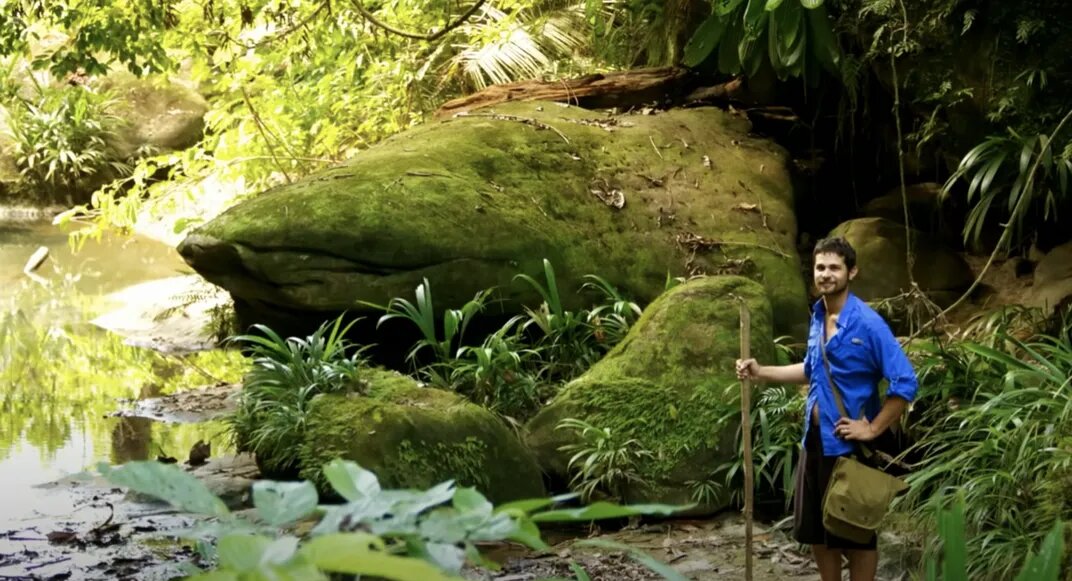 Андрес Русо стоит возле Якумамы, священного места на реке, названного в честь «Матери рек», где вода из горячего источника смешивается с холодной водой ручья.