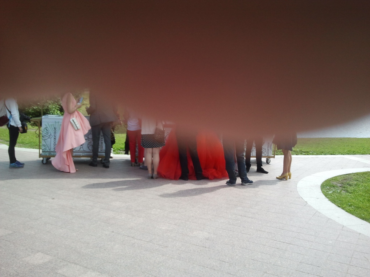 виден только низ свадебного платья, фото автора.