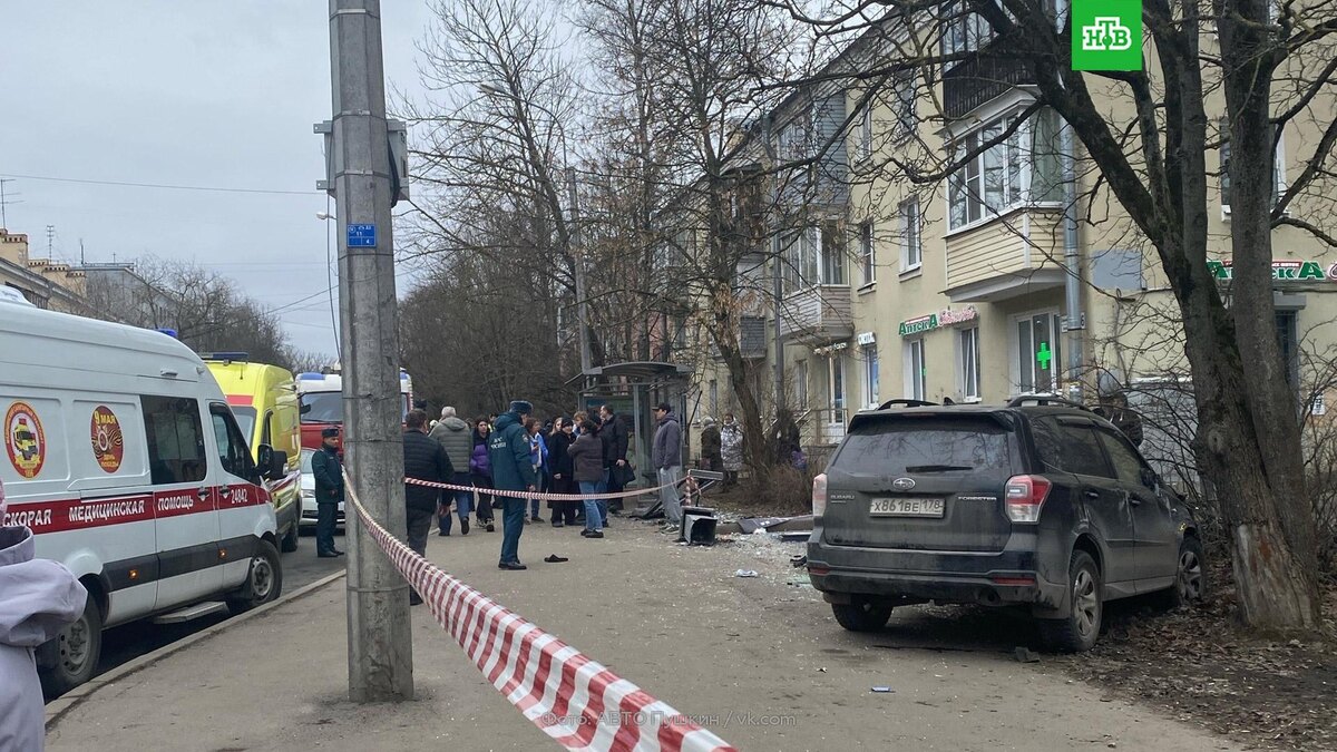    Иномарка сбила остановку с пешеходами на юге Петербурга