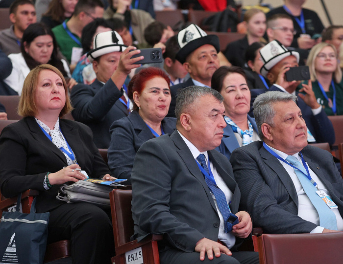     Участники тюркологической конференции. Источник: информационный центр НОЦ алтаистики и тюркологии «Большой Алтай» АлтГУ.