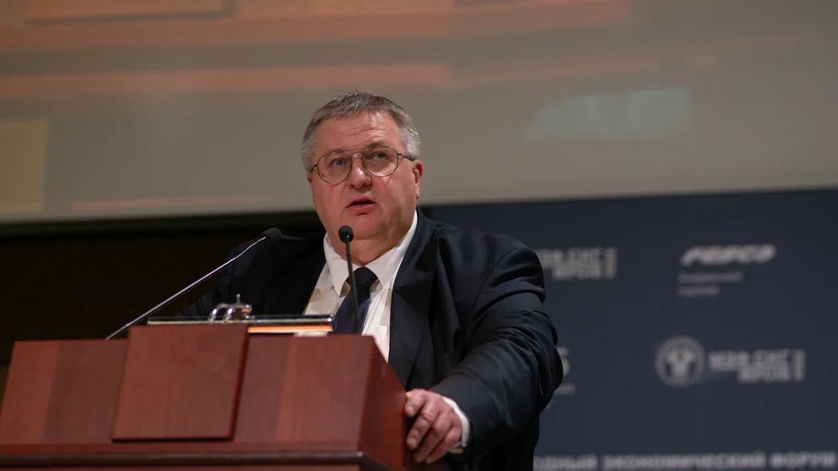    Заместитель Председателя Правительств России Алексей Оверчук на форуме МЭФ СНГ, 2025 год. Источник: пресс-служба Делового Центра экономического развития СНГ.