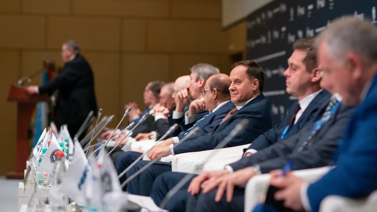    Спикеры пленарного заседания МЭФ СНГ, 2025 год. Источник фото: пресс-служба Делового Центра экономического развития СНГ.