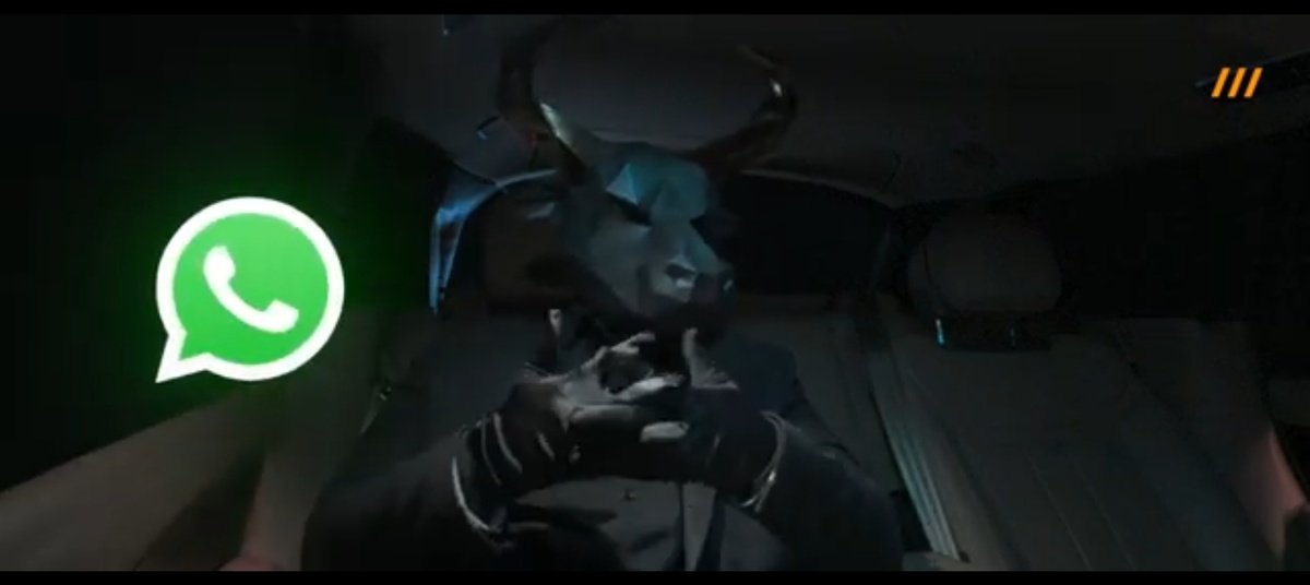 На экране появляется логотип мессенджера WhatsApp (18:48), а затем (21:18) рука опускает неприметный коричневый конверт в красный почтовый ящик Королевской почты Британии.