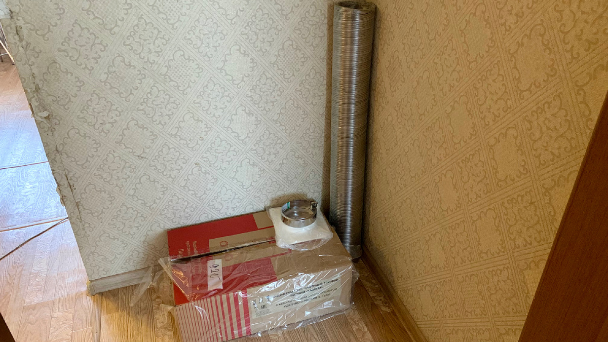 Новая газовая колонка в ожидании установки