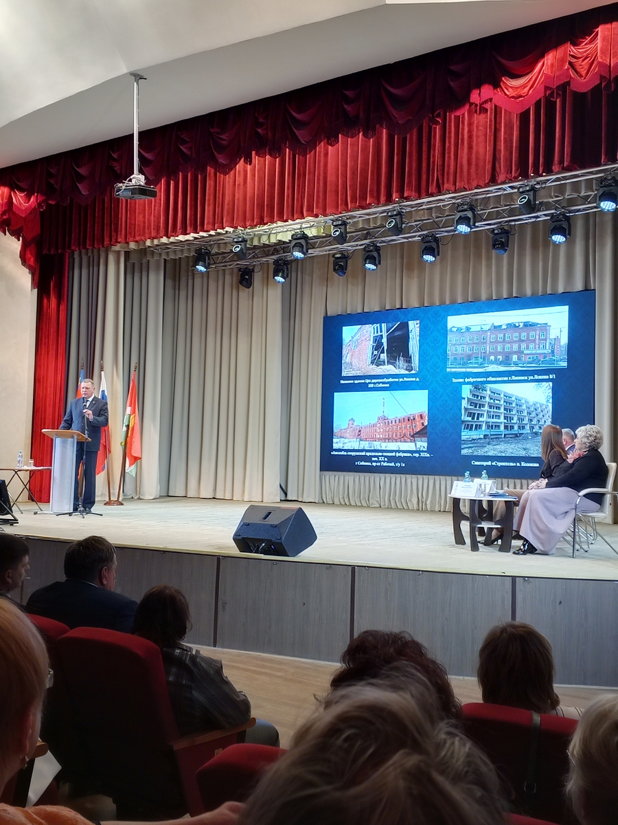 Выступает с докладом А.В. Разов