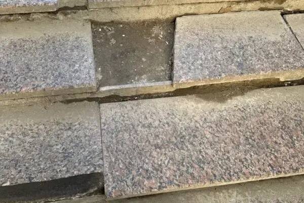 В Ростове разрушаются ступени подземного перехода на проспекте Шолохова