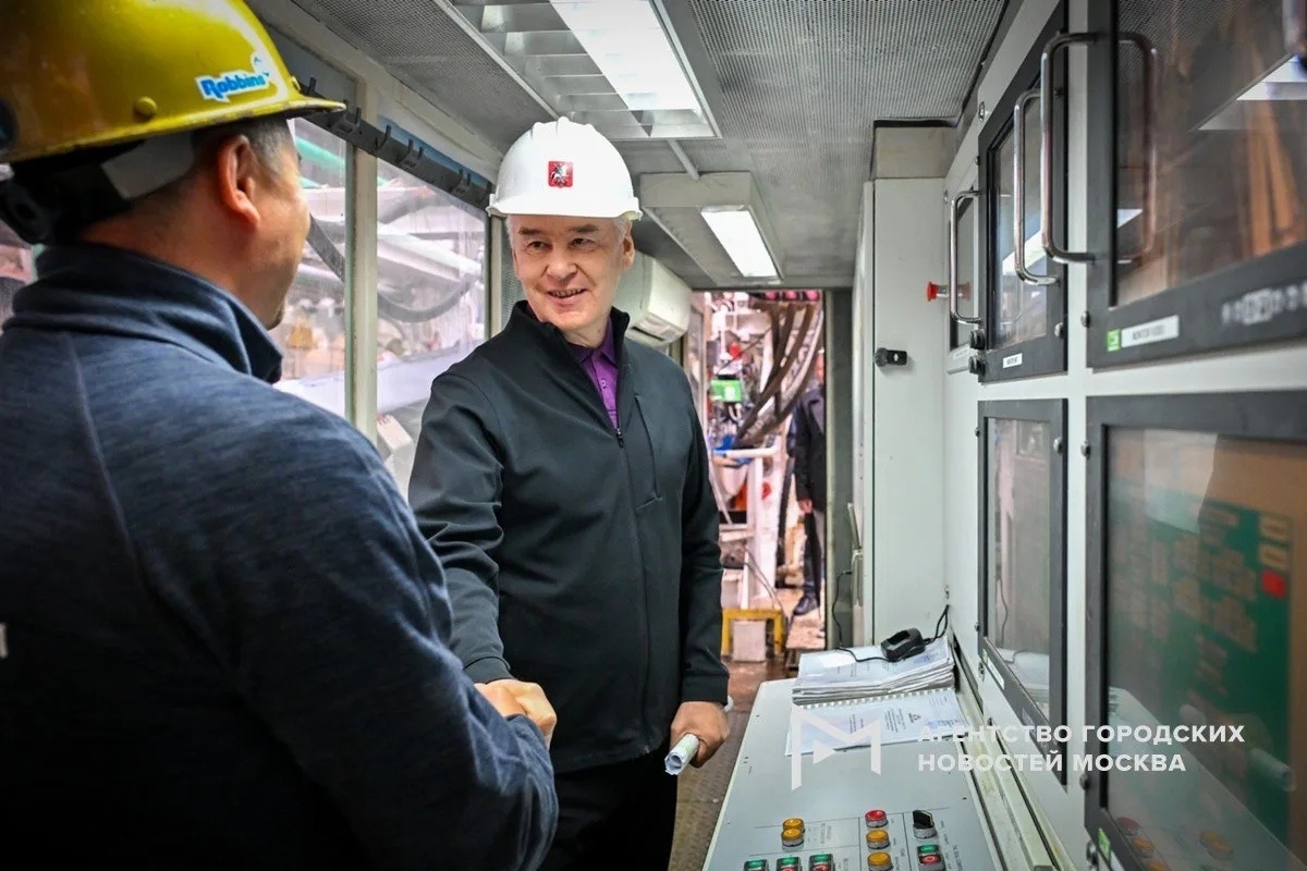 📸 1.1: Сергей Собянин в пультовой дает старт новой проходке.