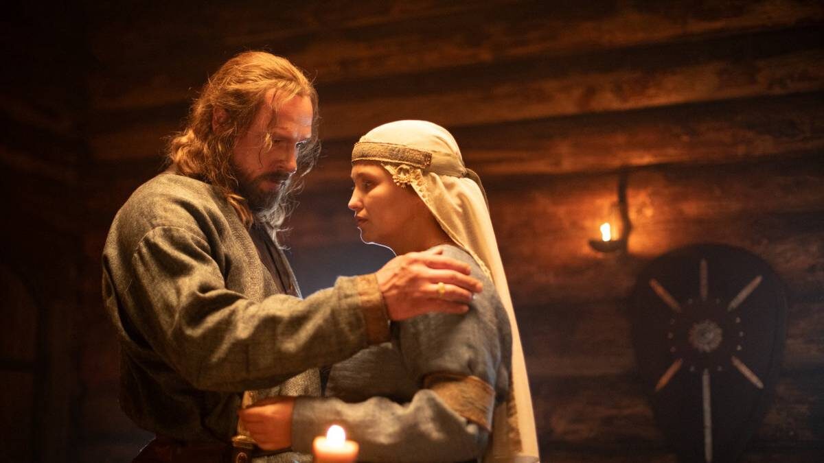    Кадр из многосерийного исторического фильма «Князь Андрей» (2026). Роль Андрея Боголюбского, князя из рода Рюриковичей, исполнил Александр Голубев. Образ супруги Андрея, княгини Улиты, воплотила на экране Аглая Шиловская / Фото: Телеканал «Россия»