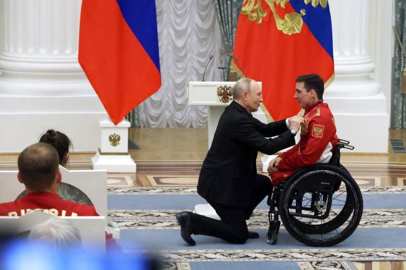 Путин лично поздравил российских паралимпийцев с триумфом на Играх в Италии