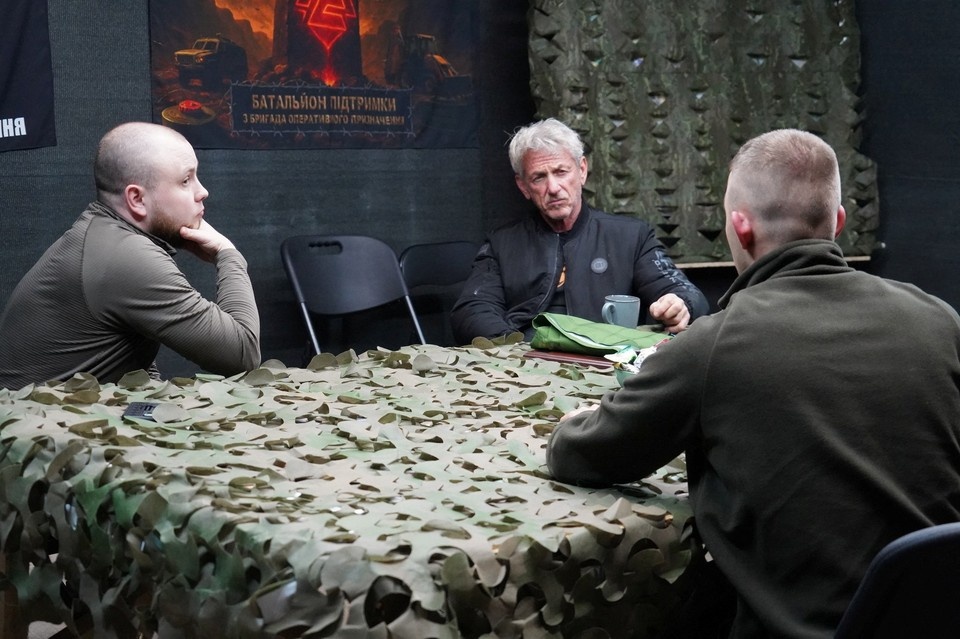    Актер Шон Пенн общается с украинскими военными на Донбассе. REUTERS