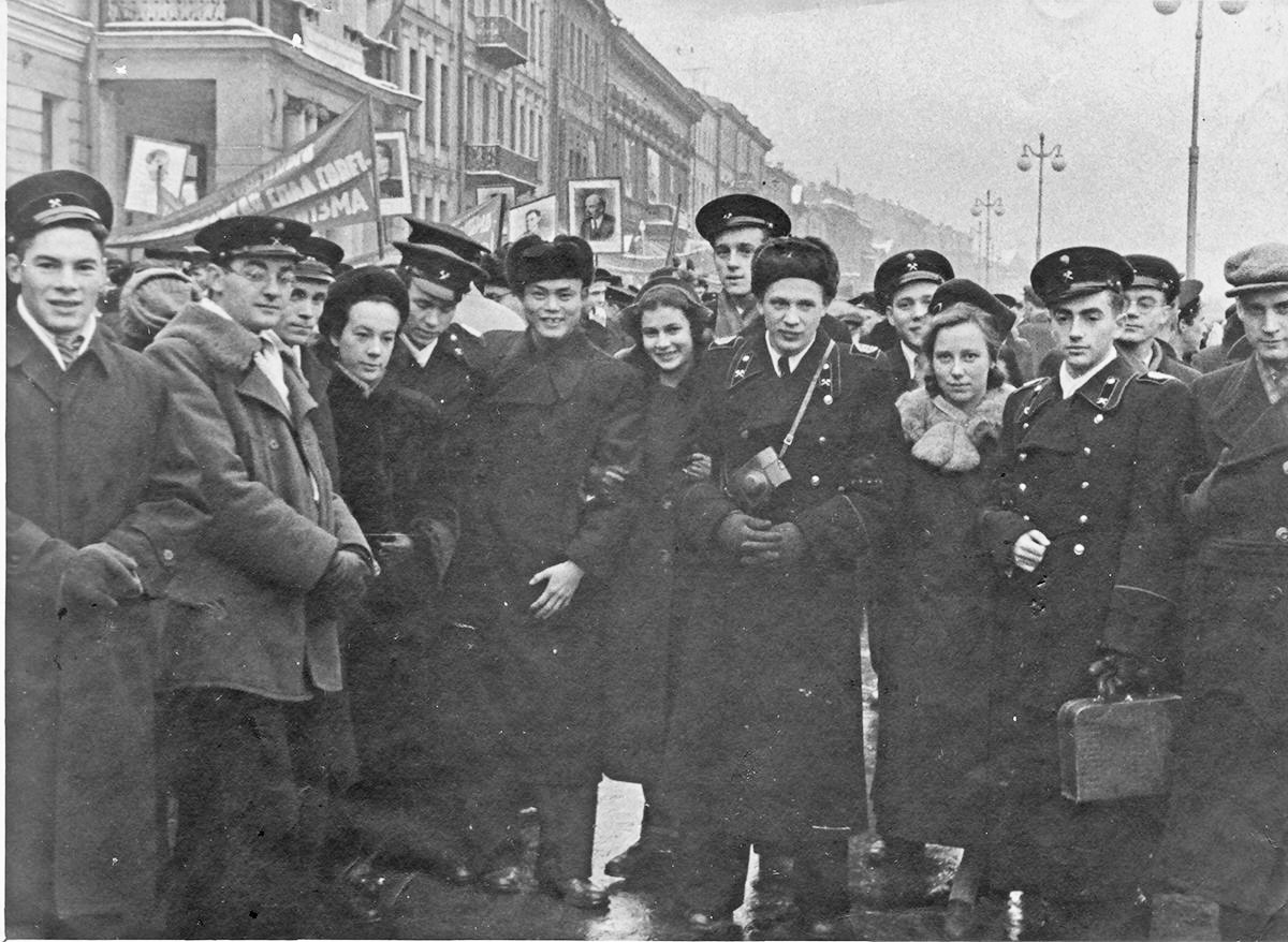 Александр Городницкий на демонстрации, Ленинград, 1954 год. ЛГИ. Фото: с официального сайта Александра Городницкого gorodnitsky.com