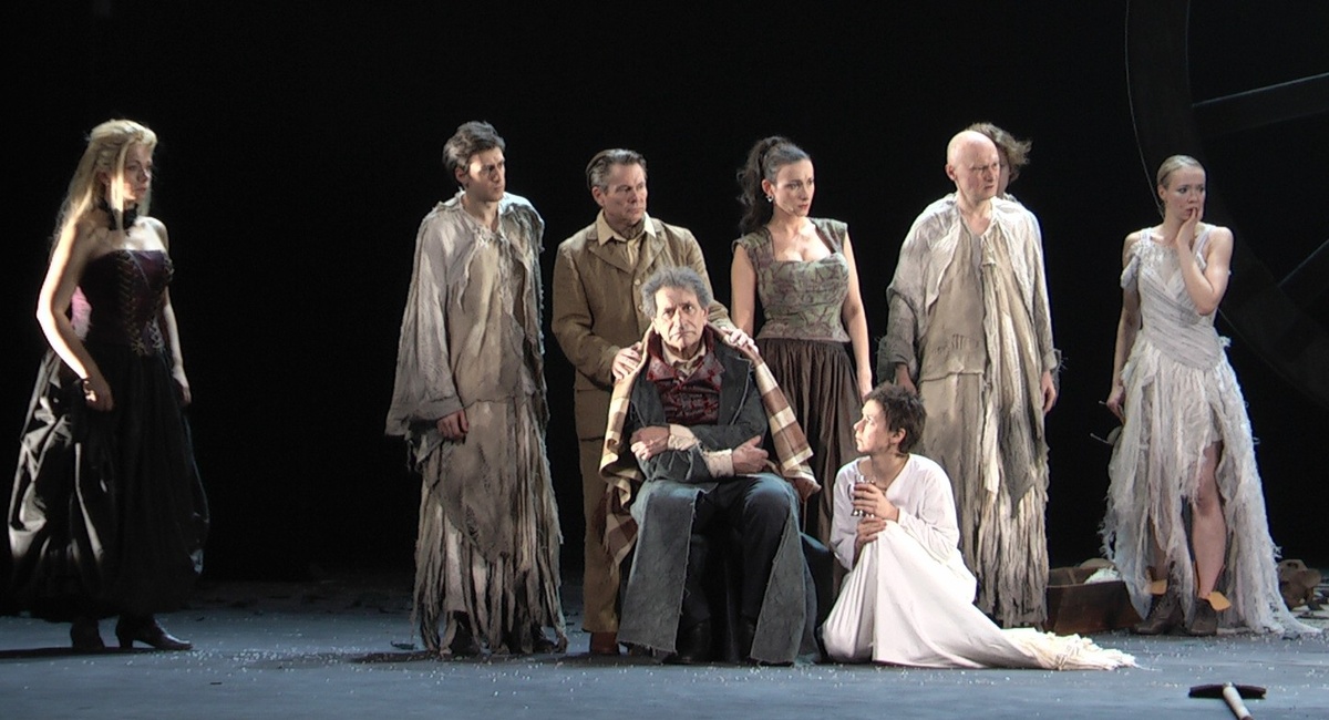 Финальная сцена спектакля. Фотографи из моего арзива