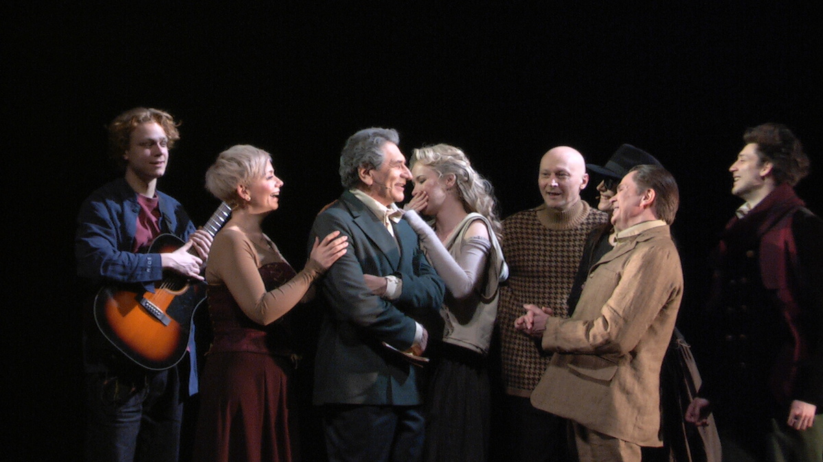 Начало спектакля. Фотография из моего архива