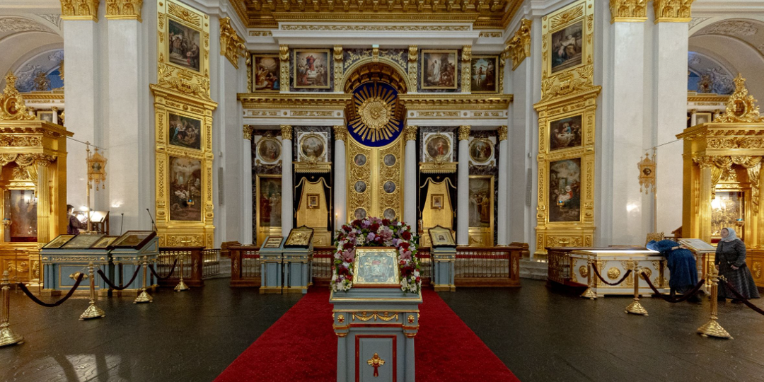 Почему в храме не принято здороваться за руку?